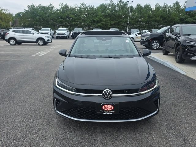 Used 2025 Deep Black Pearl Volkswagen SE image 4