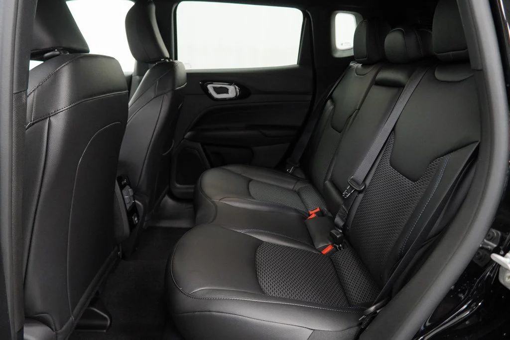 New 2026 Diamond Black Crystal Pearlcoat Jeep Latitude image 17