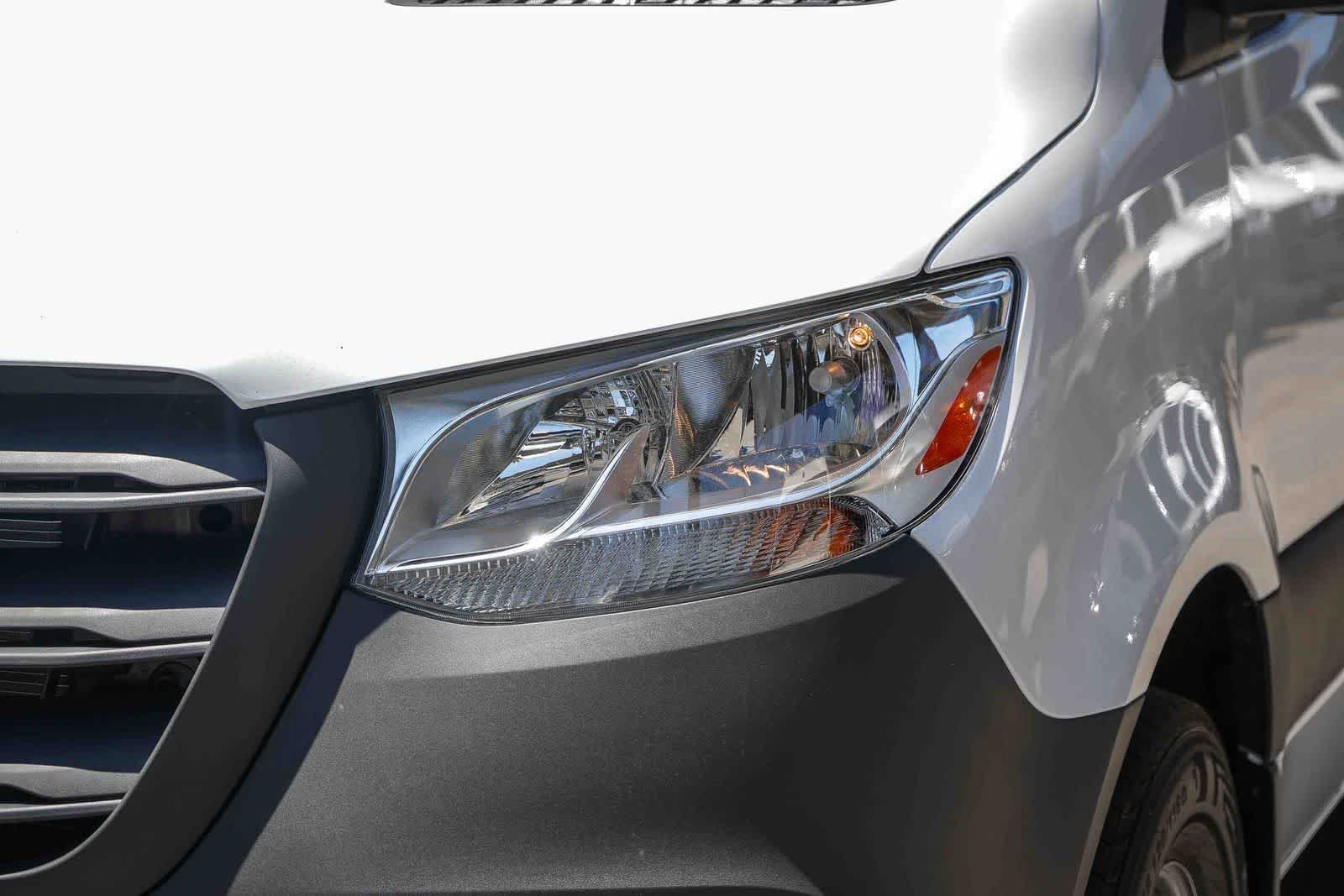 New 2026 Arctic White Mercedes-Benz Cargo 144WB High Roof RWD 2.0L I4 Diesel Turbo SO image 5