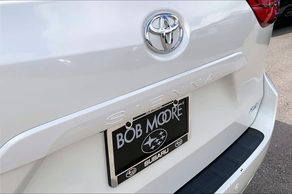 Used 2015 White Toyota XLE Premium image 23