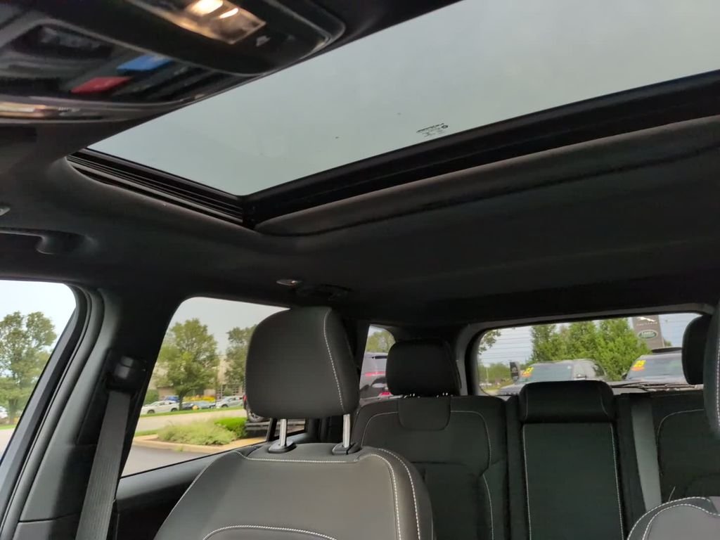 New 2026 Diamond Black Crystal Pearlcoat Jeep Laredo X image 24