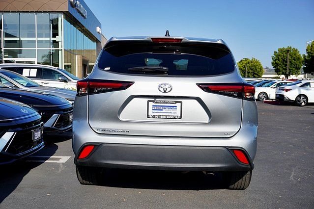 Used 2025 Silver Toyota LE image 8