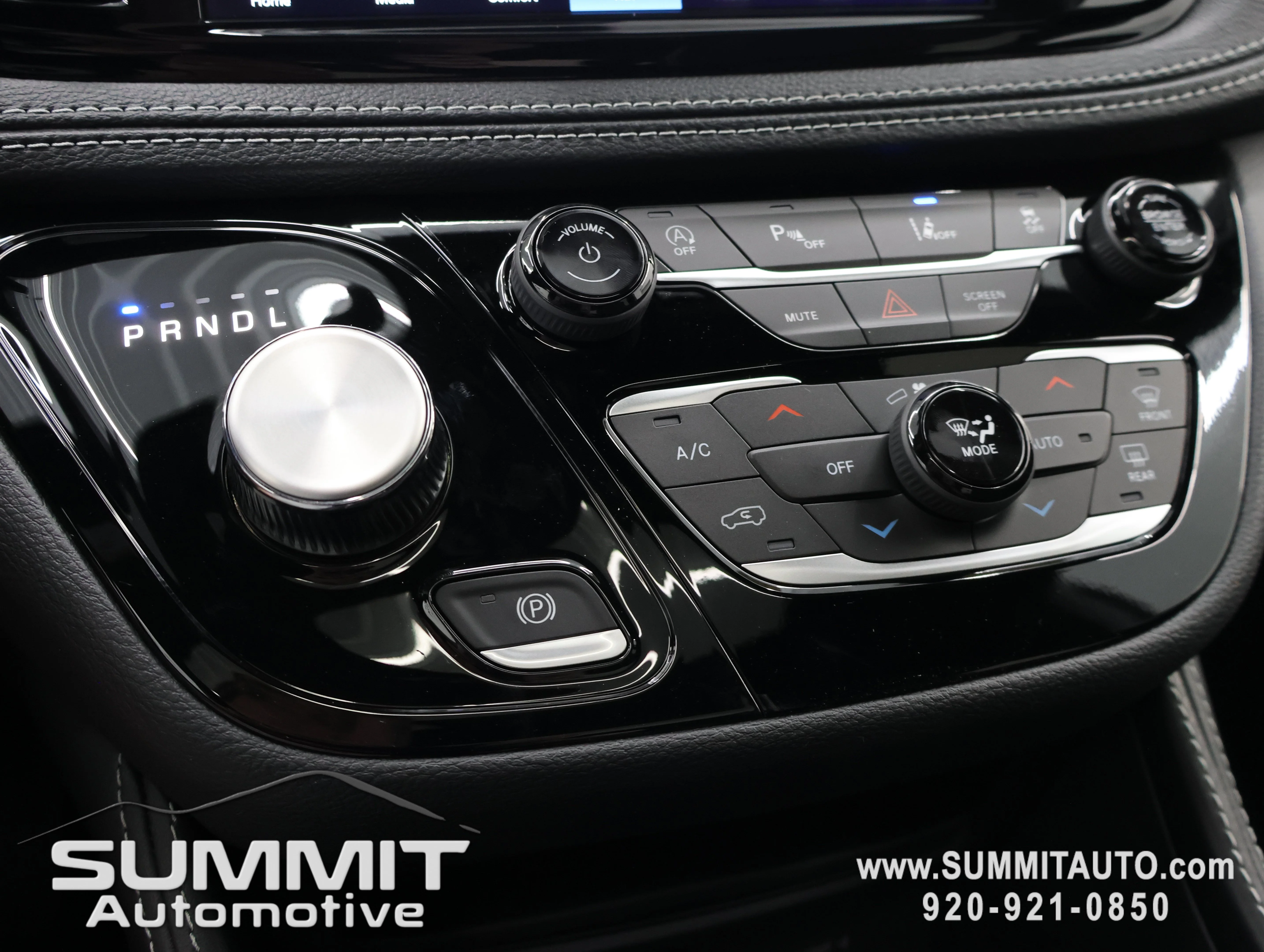 New 2027 Diamond Black Crystal Pearl-Coat Exterior Paint Chrysler Limited image 63