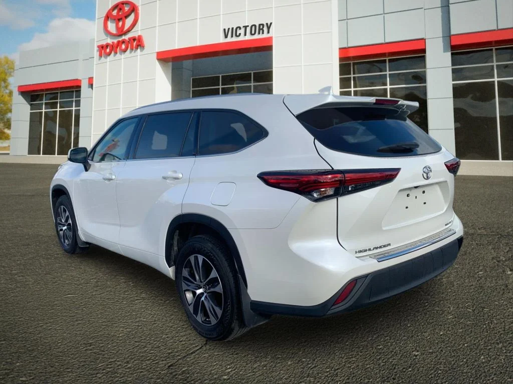 Used 2020 White Toyota XLE image 5