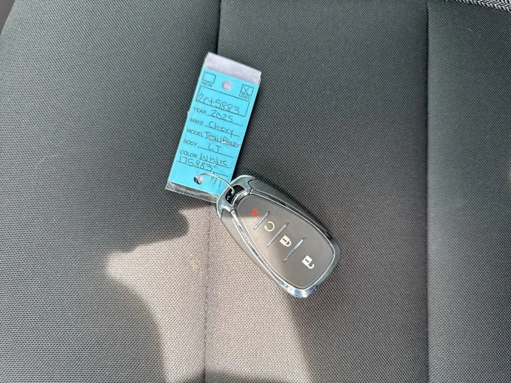 Used 2025 White Chevrolet LT image 28