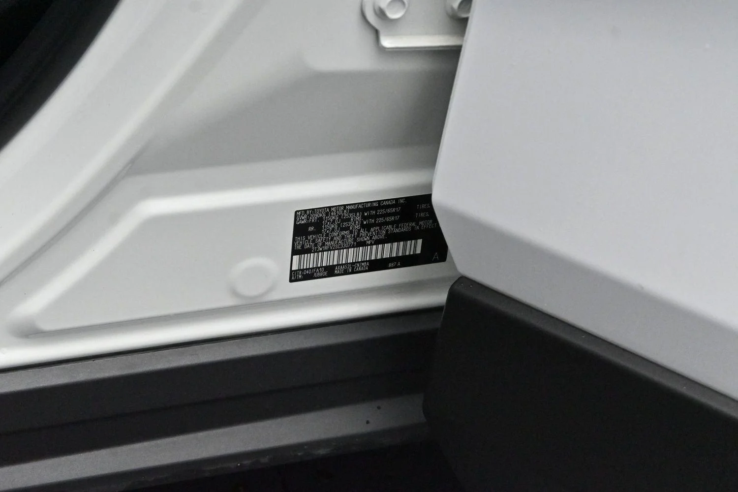 Used 2025 White Toyota XLE image 36