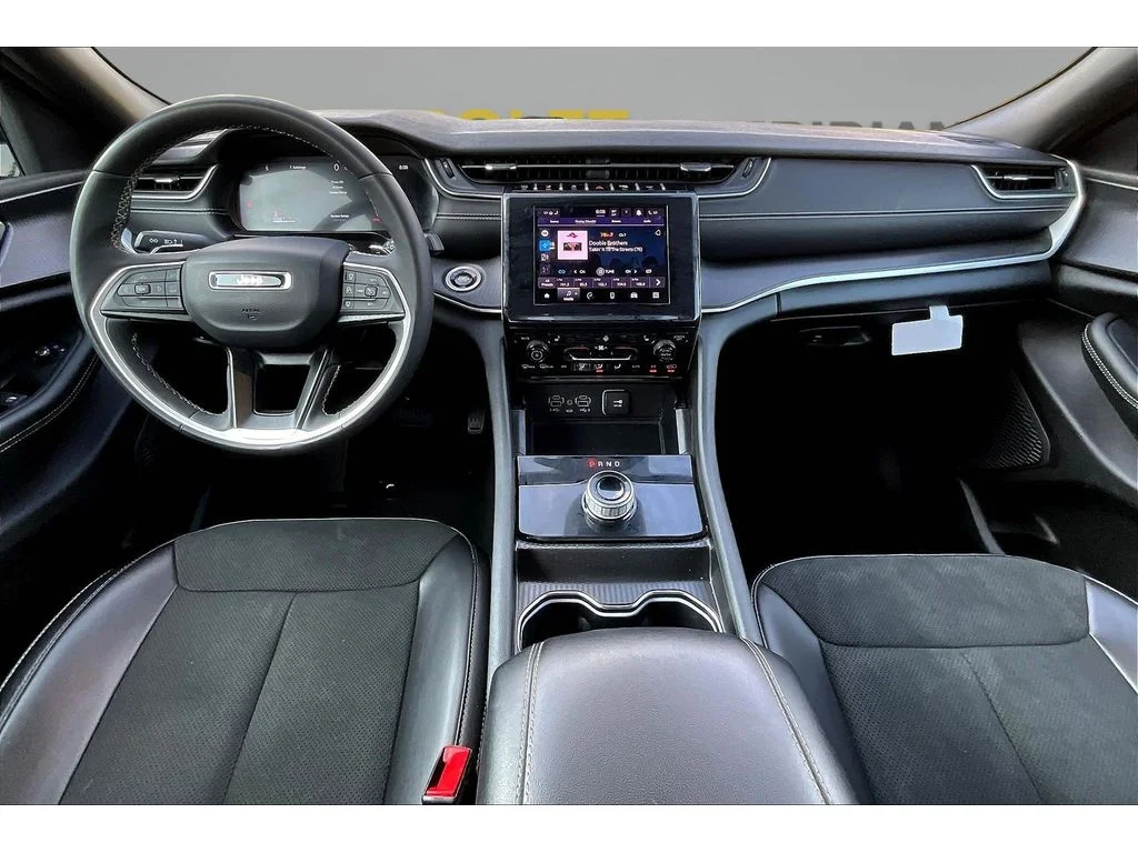 Used 2025  Jeep Altitude image 12