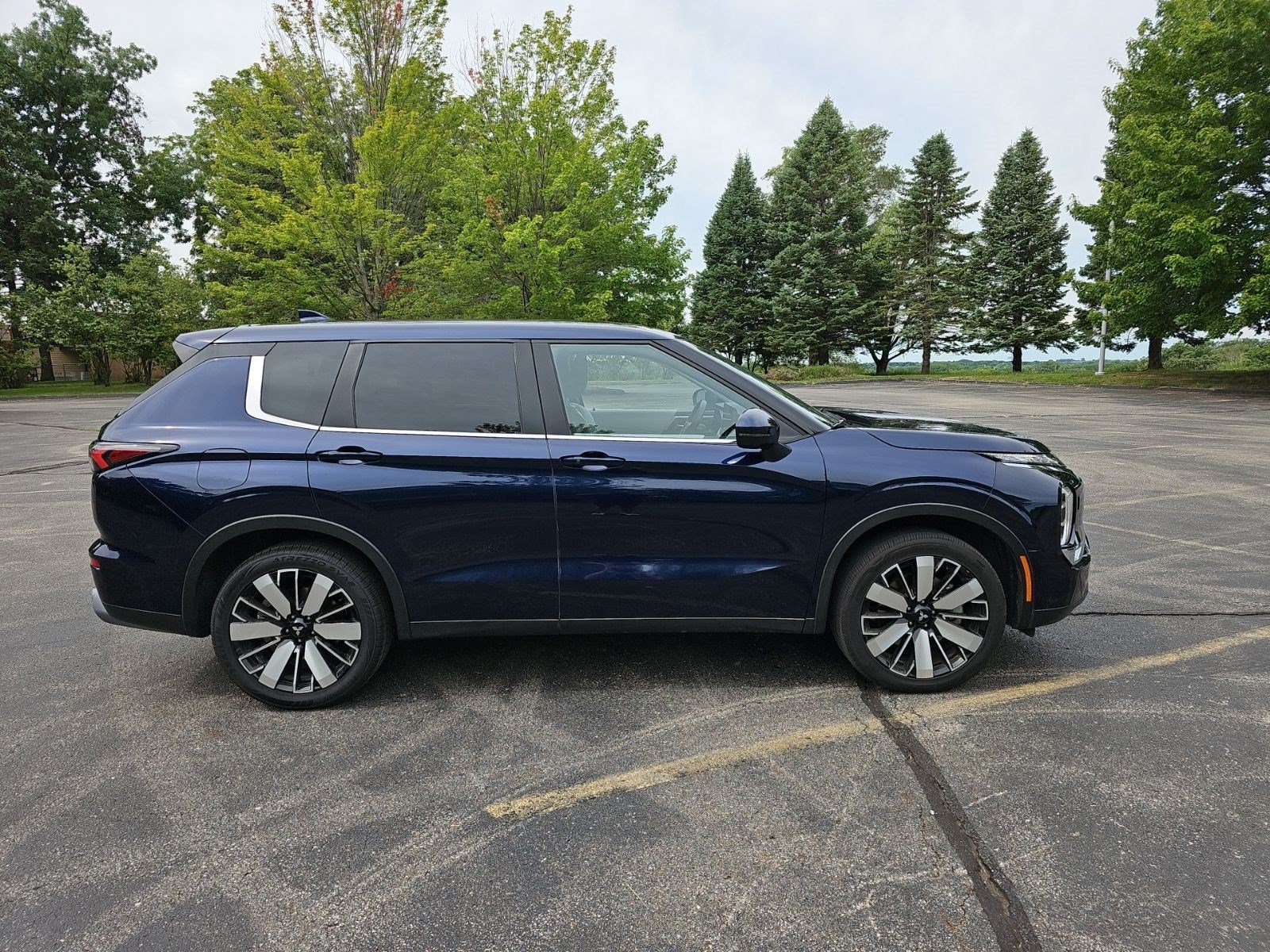 Used 2025 Silver Mitsubishi SE image 6