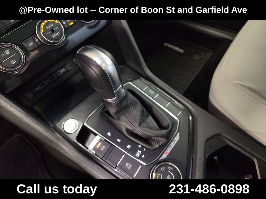 Used 2018  Volkswagen 2.0T SEL image 25