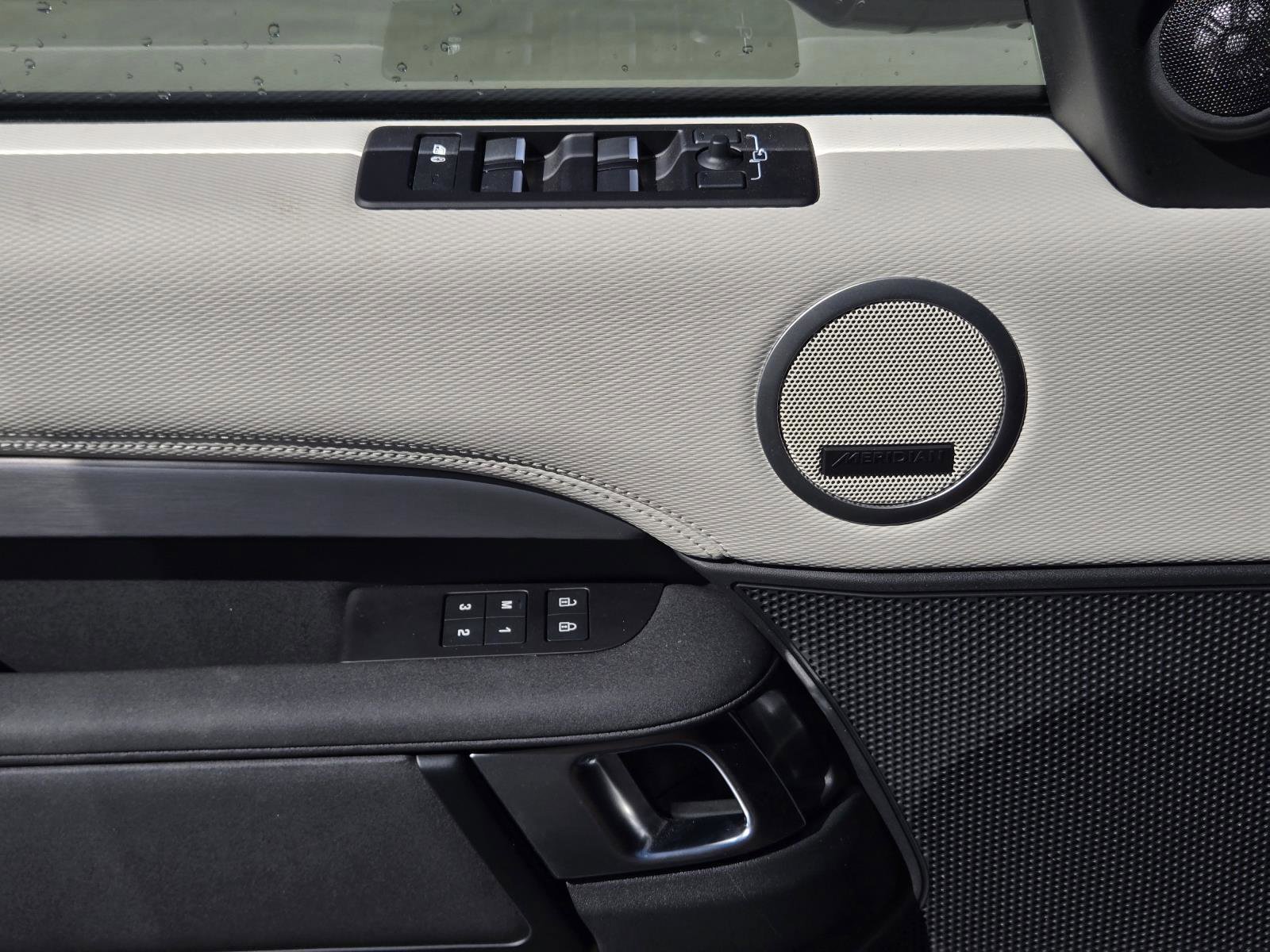 Used 2025 Fuji White Land Rover Dynamic SE image 26