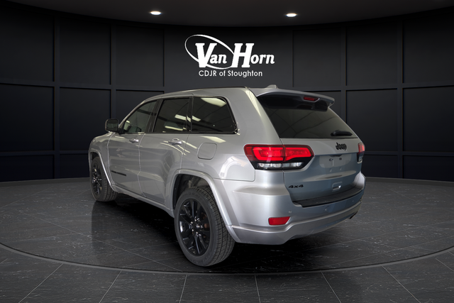Used 2017 Billet Silver Metallic Clearcoat Jeep Altitude image 5
