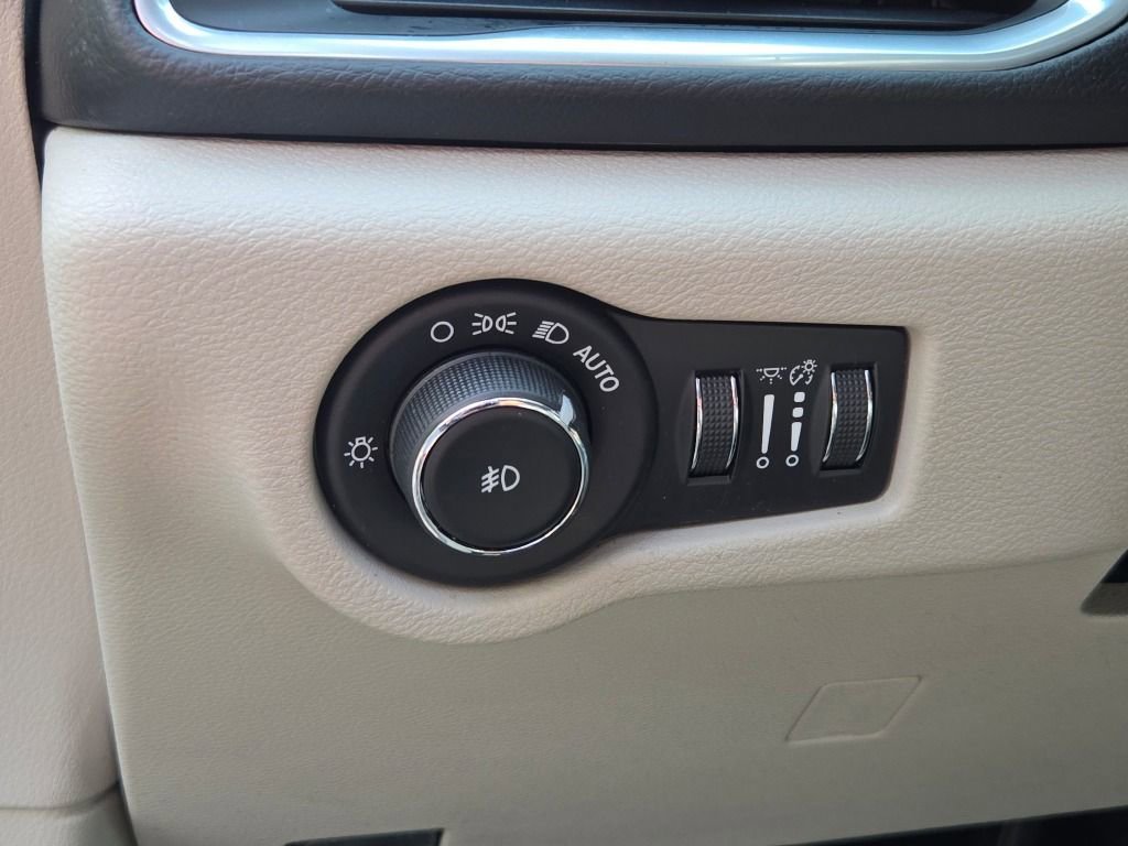 Used 2018 Gray Chrysler Touring L Plus image 24