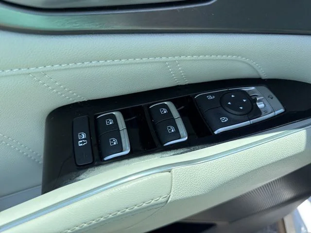 Used 2023 White Kia SX image 31