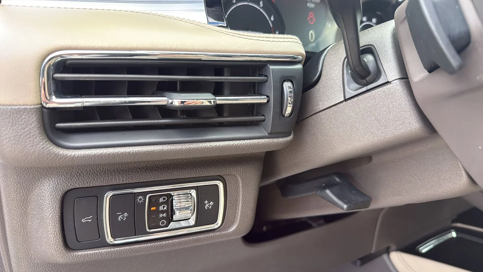 Used 2022 White Lincoln Standard image 17