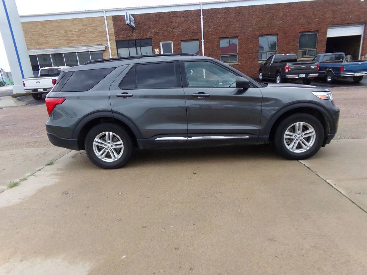 Used 2020 Gray Ford XLT AWD 4dr SUV image 4