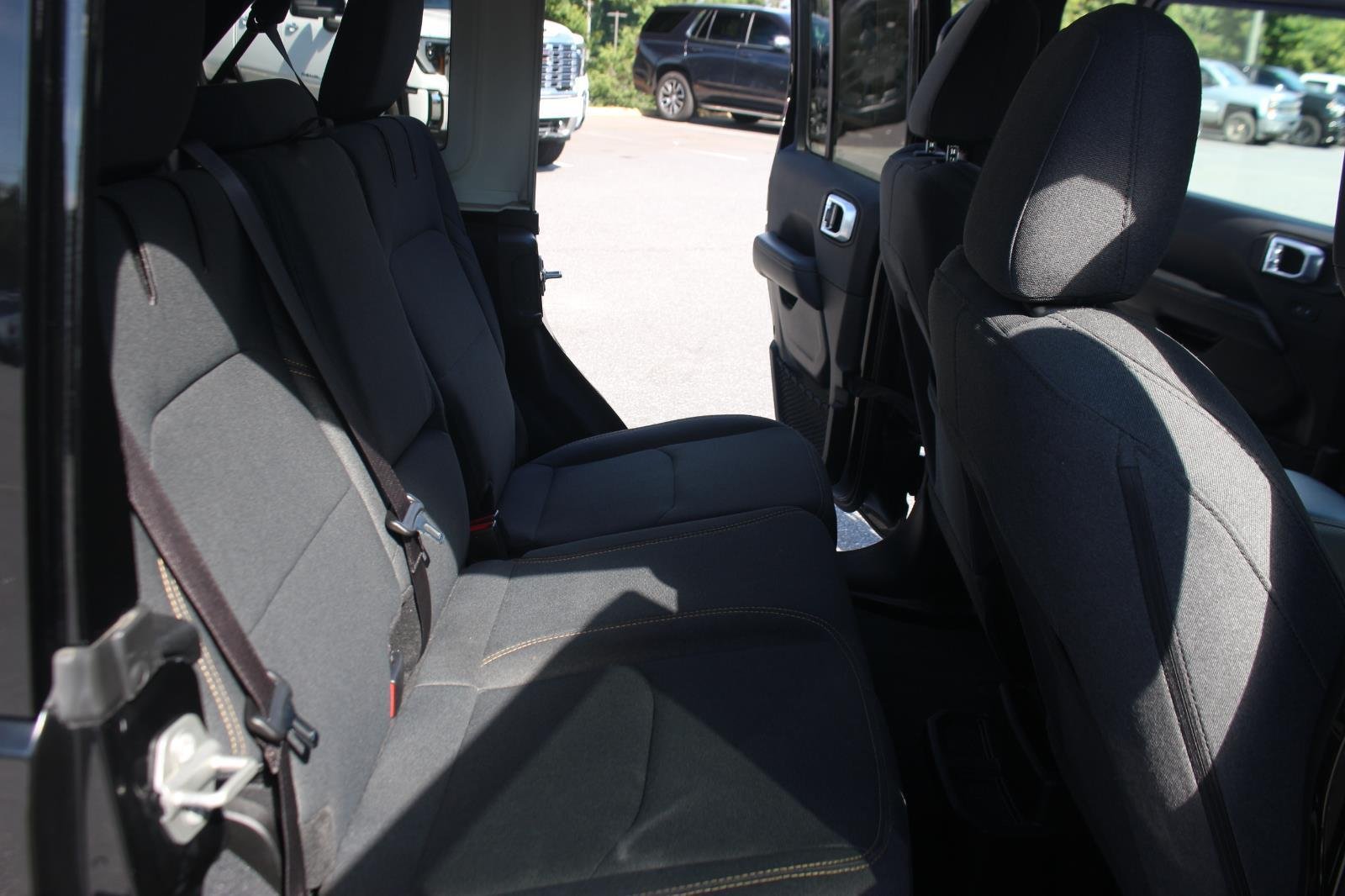 Used 2024  Jeep Sahara image 34