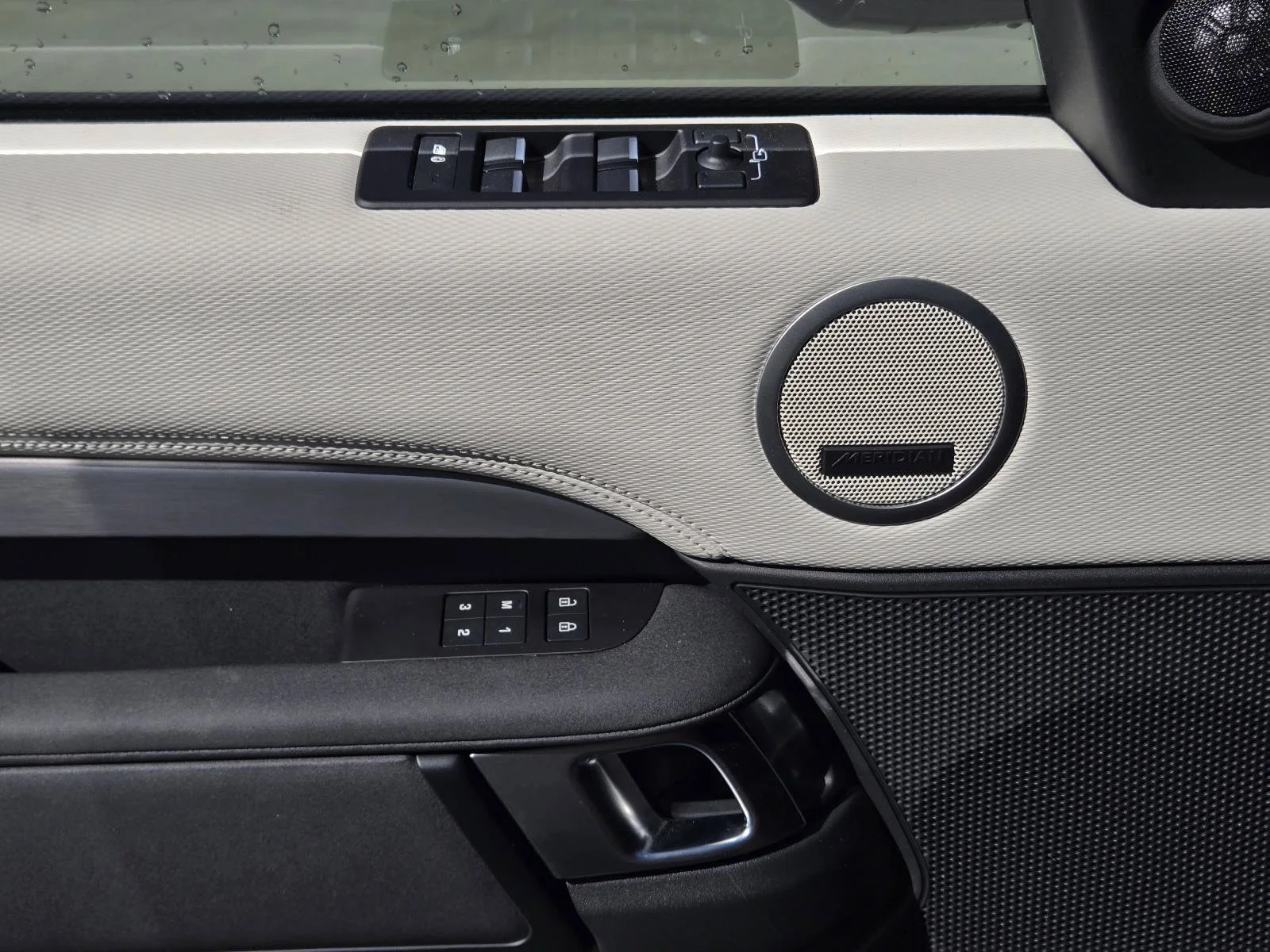 Used 2025 Fuji White Land Rover Dynamic SE image 26