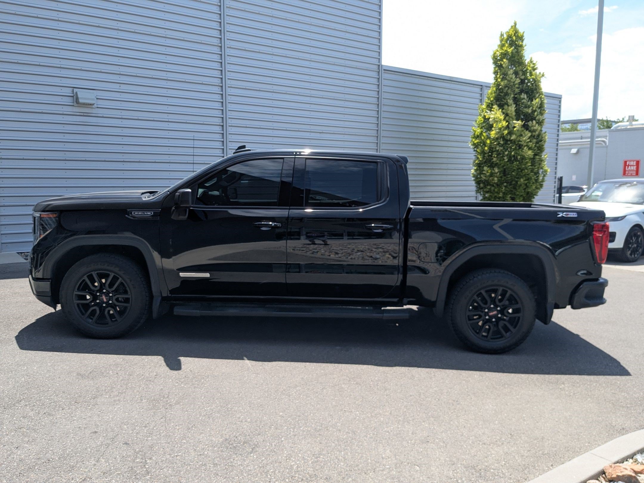Used 2024 Onyx Black Metallic GMC Elevation image 8