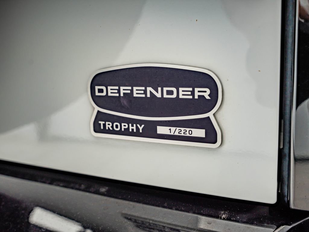 Used 2023 Fuji White Land Rover X-Dynamic SE image 17