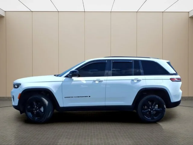Used 2024 White Jeep Limited image 11