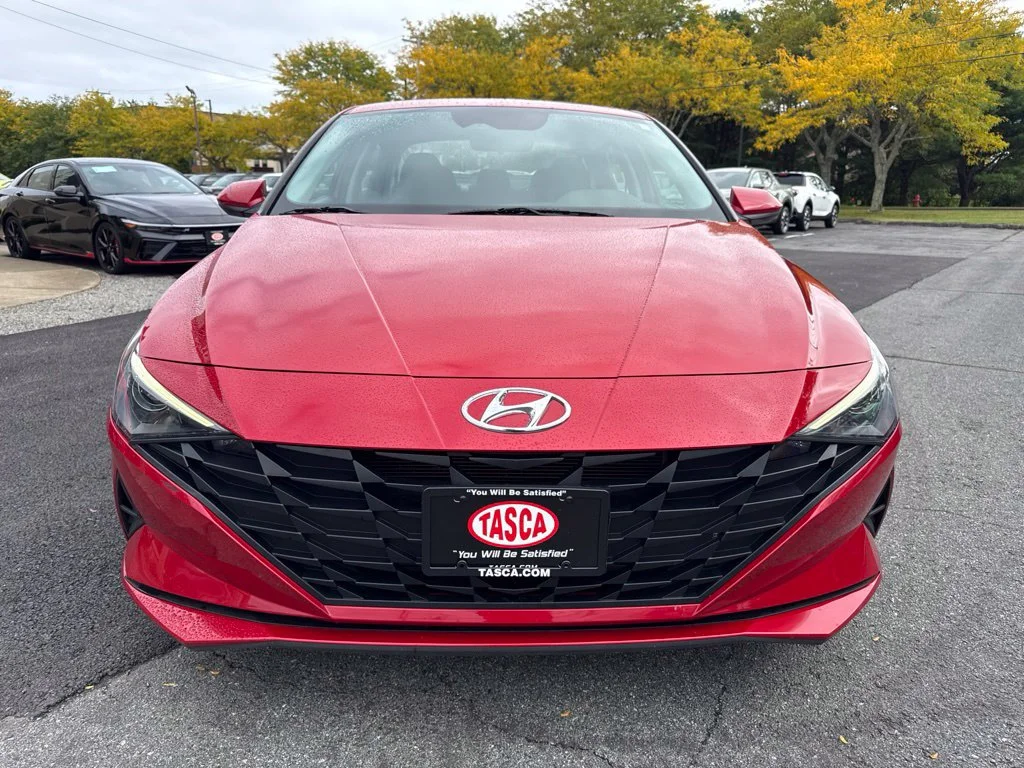 Used 2023 Red Hyundai SE image 2