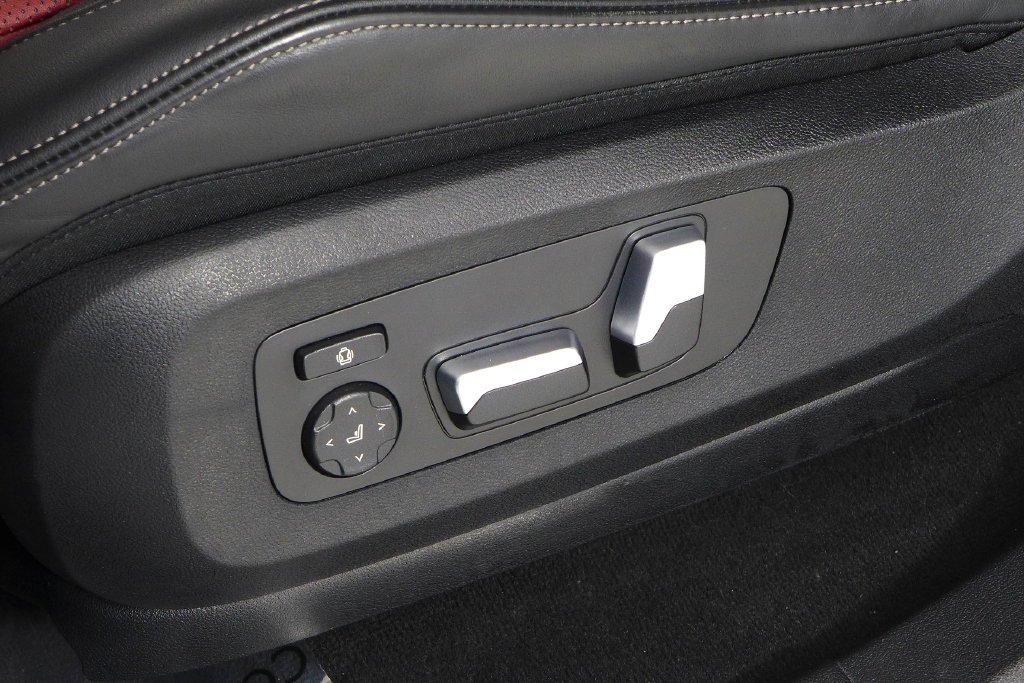 Certified Used 2025 Mineral White Metallic BMW xDrive40i image 23