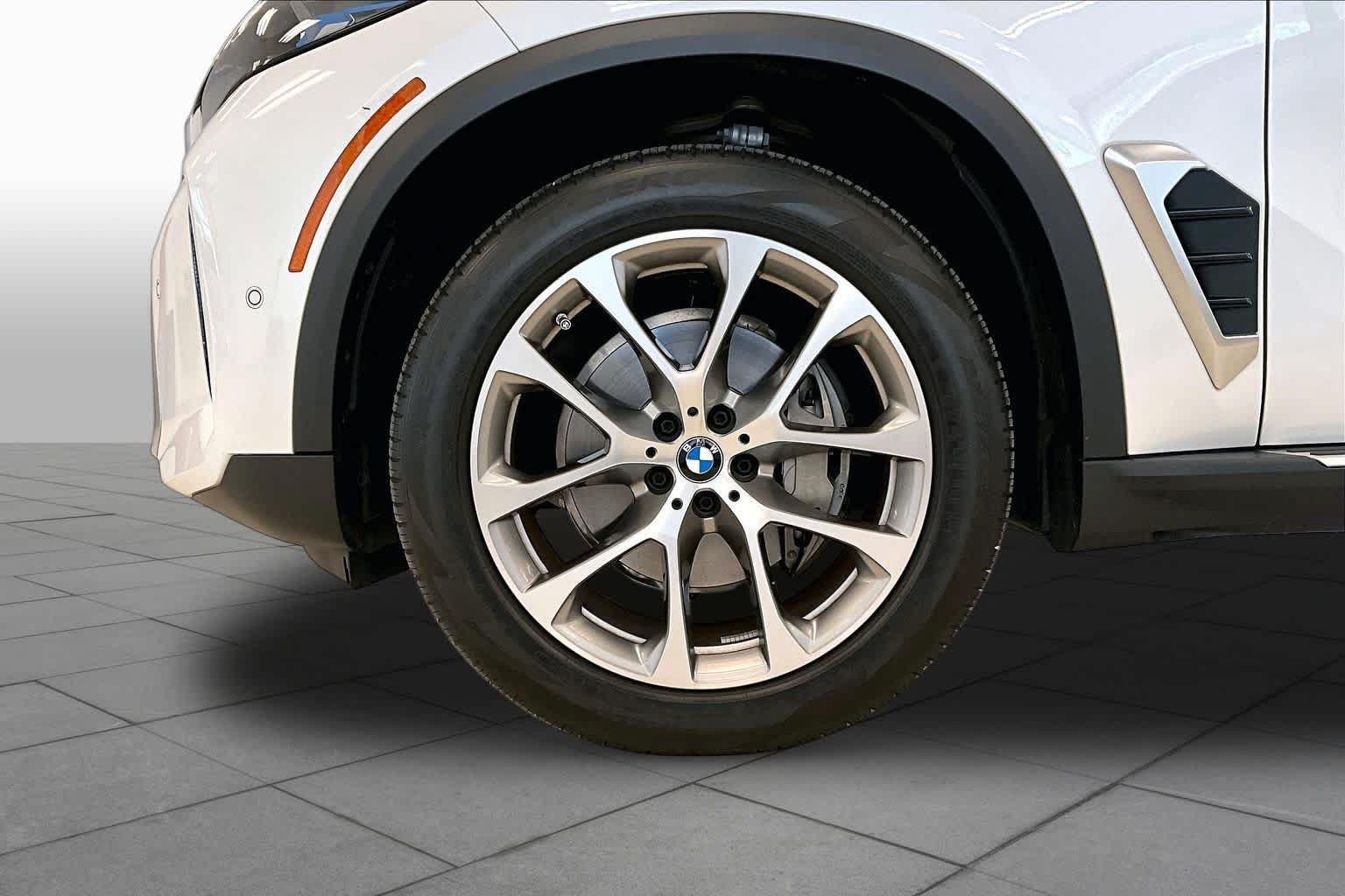 Used 2025 Mineral White Metallic BMW sDrive40i image 10