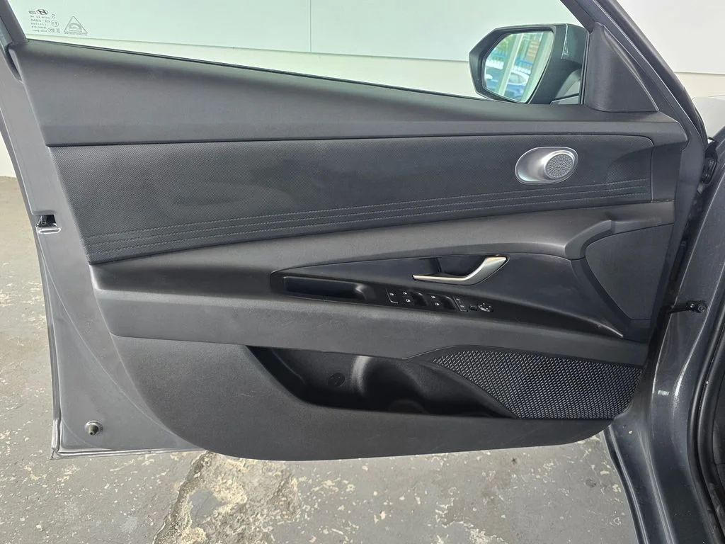 Used 2025  Hyundai SE image 29
