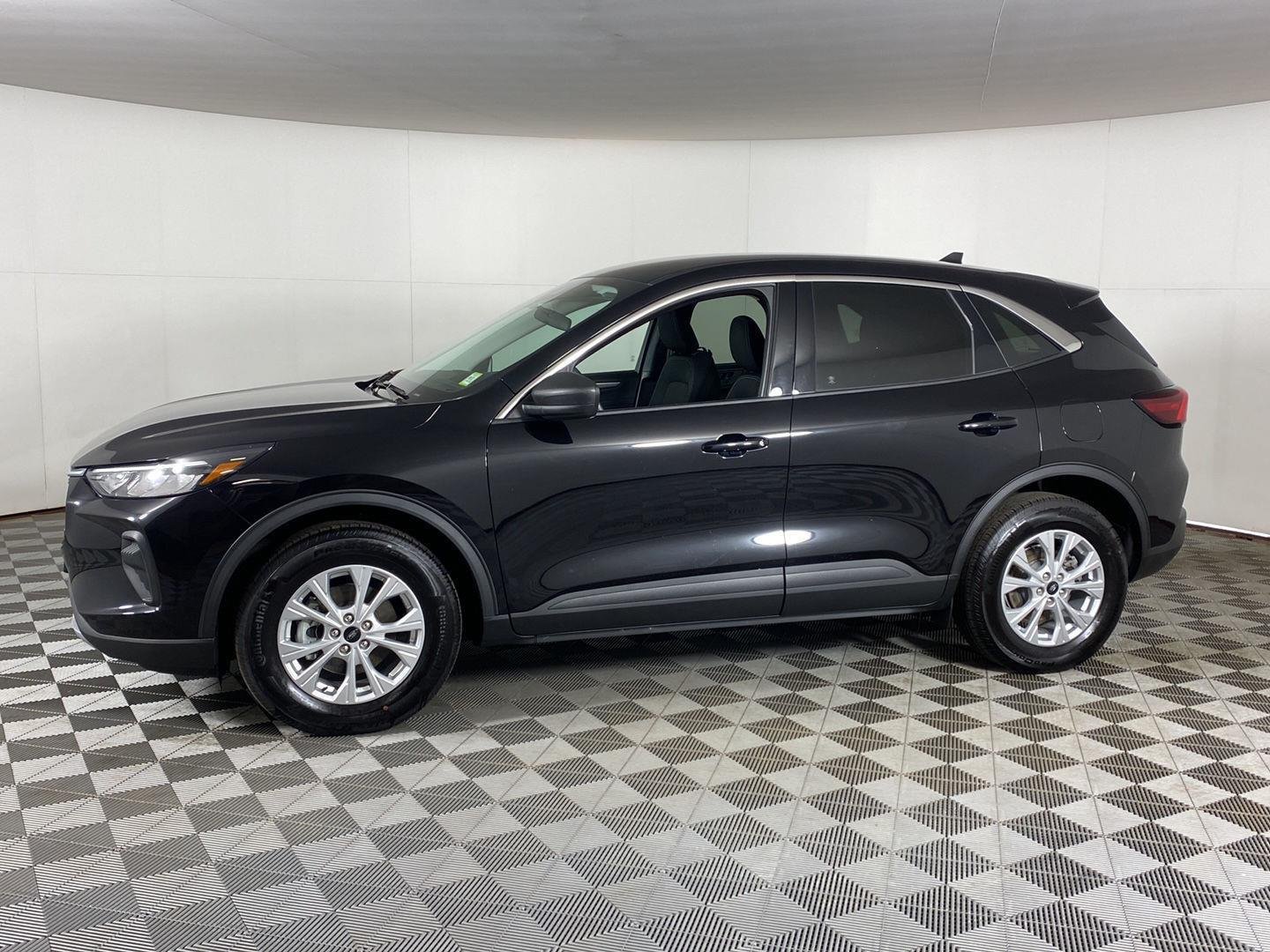 Used 2023 Black Metallic Ford Active image 7