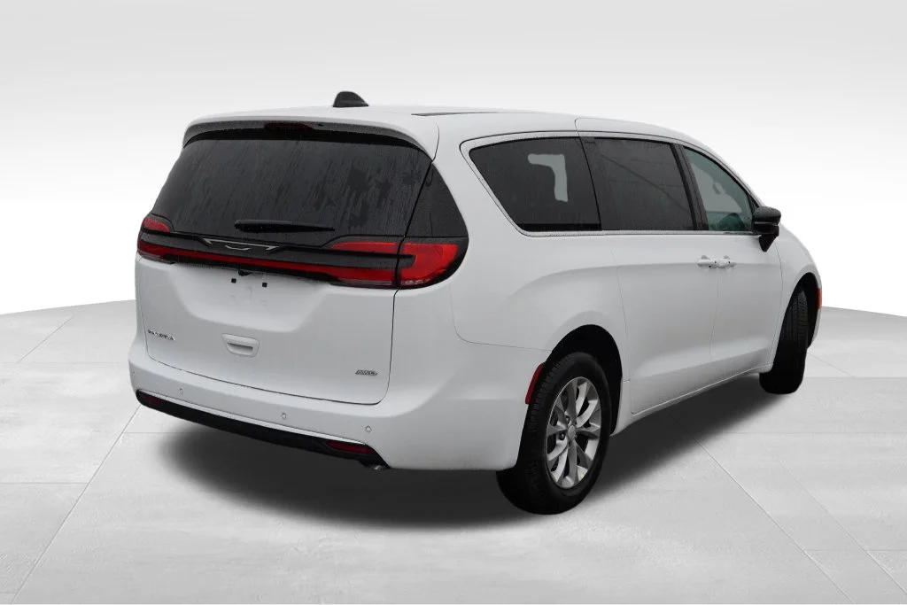 New 2027 Bright White Clear-Coat Paint Chrysler Select image 3
