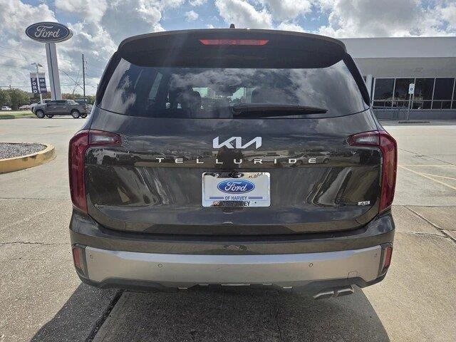 Used 2025 Dark Moss Kia S image 4