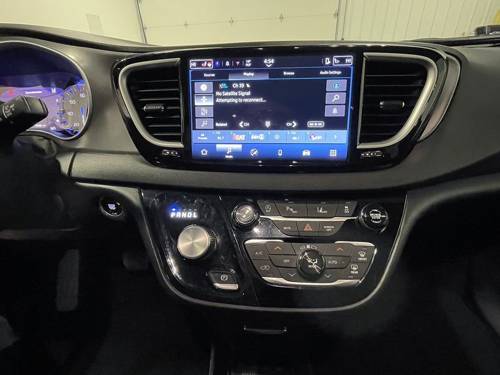 Used 2025 Black Chrysler Select image 33