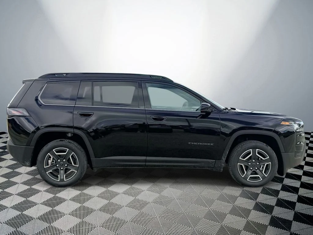 New 2026 Diamond Black Crystal Pearl-Coat Exterior Paint Jeep Limited image 6