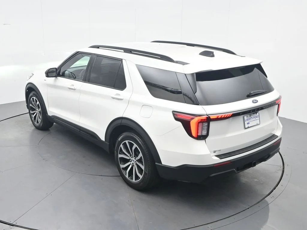 New 2026 Star White Metallic Tri-Coat Ford ST-Line image 39