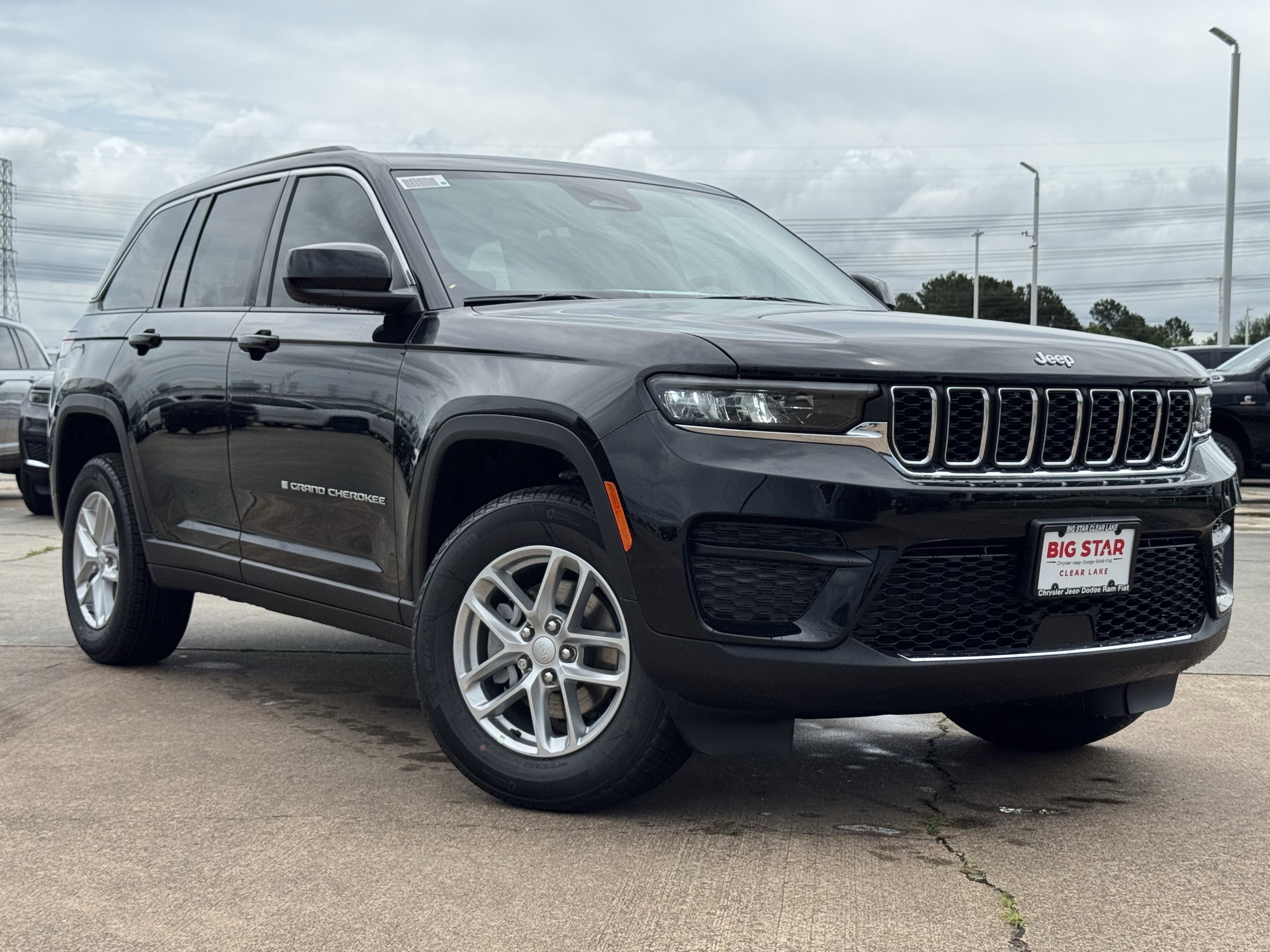New 2026 Diamond Black Crystal Pearl-Coat Exterior Paint Jeep Laredo X image 2