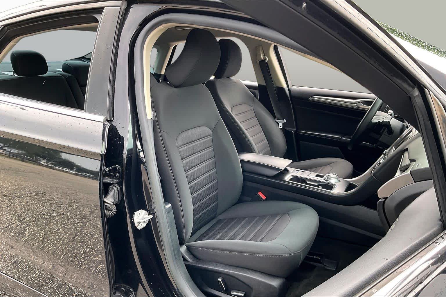 Used 2019 Agate Black Ford SE image 9