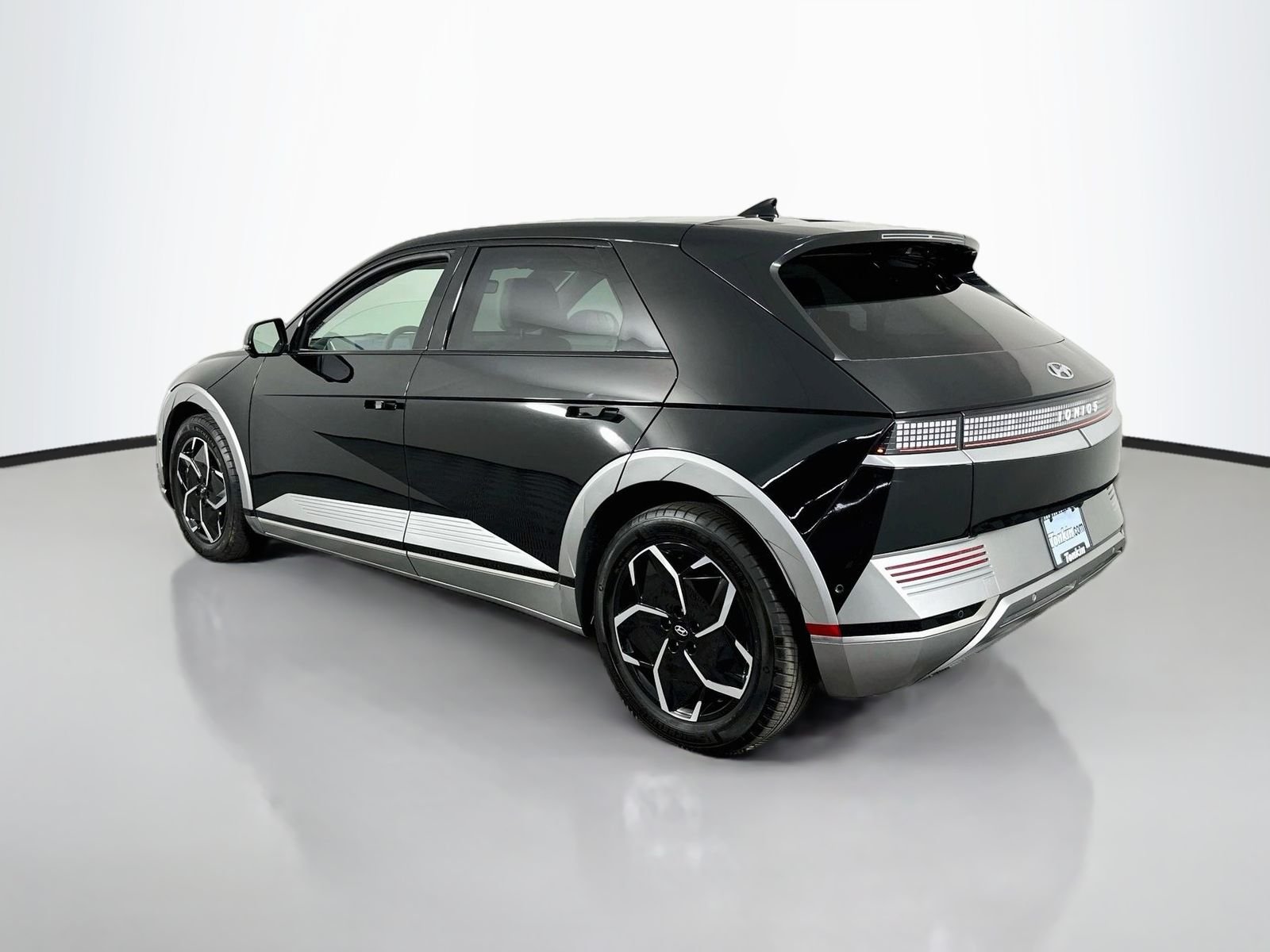 Used 2024 Abyss Black Hyundai Limited image 5