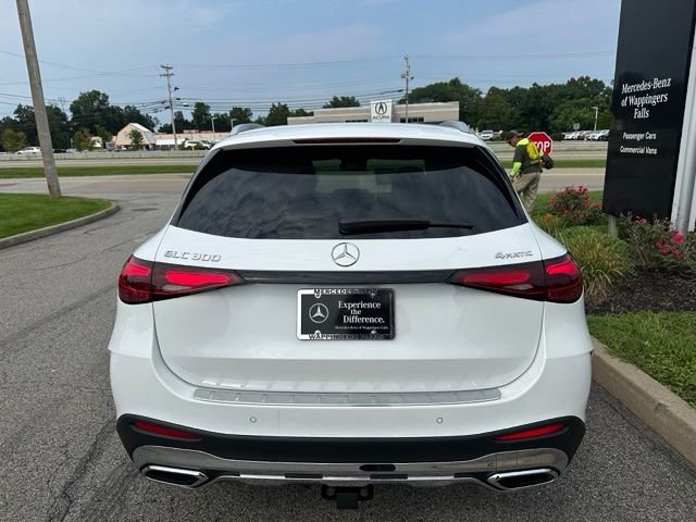 New 2026 MANUFAKTUR Moonlight White Metallic Mercedes-Benz GLC 300 image 4