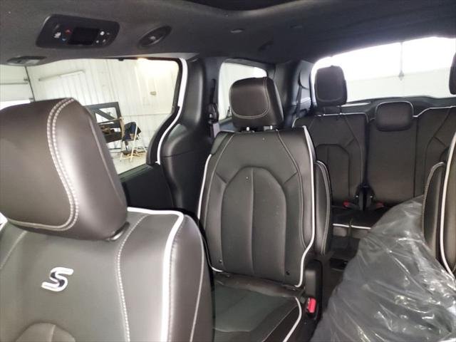 New 2026 Bright White Clear-Coat Exterior Paint Chrysler Limited image 13