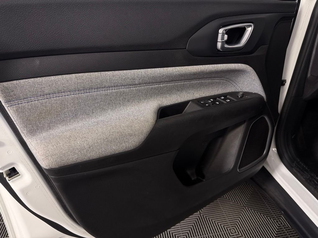 Used 2025 White Jeep Latitude image 24
