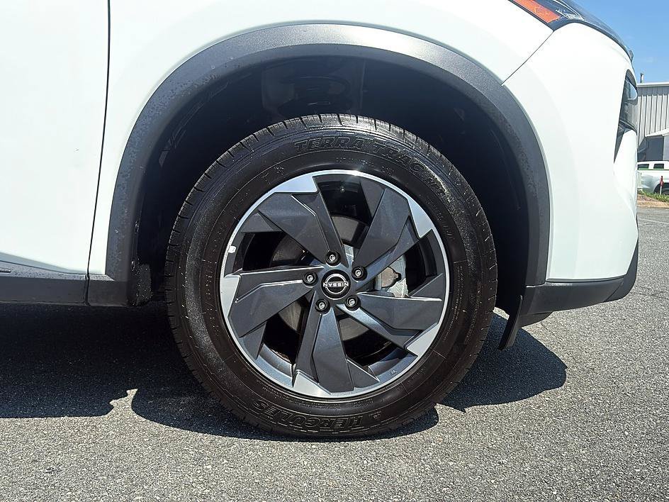 Used 2025 Everest White Pearl Nissan SV image 12