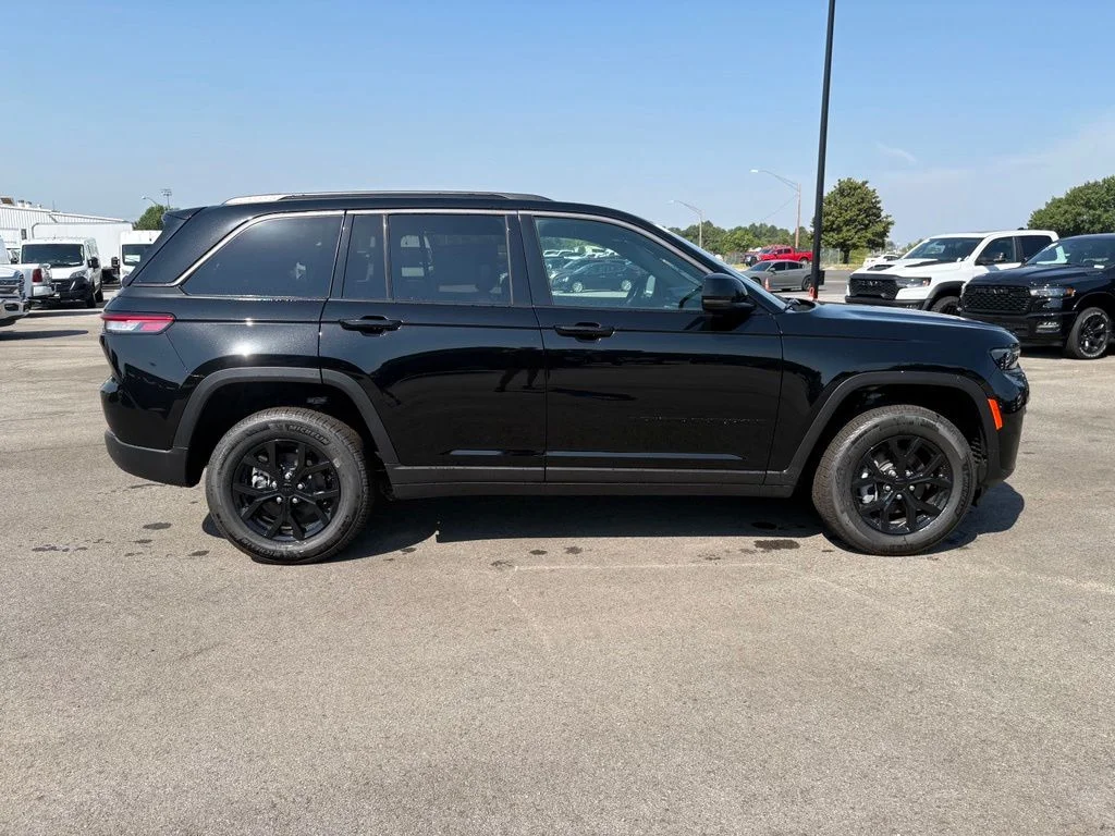 New 2026 Diamond Black Crystal Pearl-Coat Exterior Paint Jeep Altitude image 9