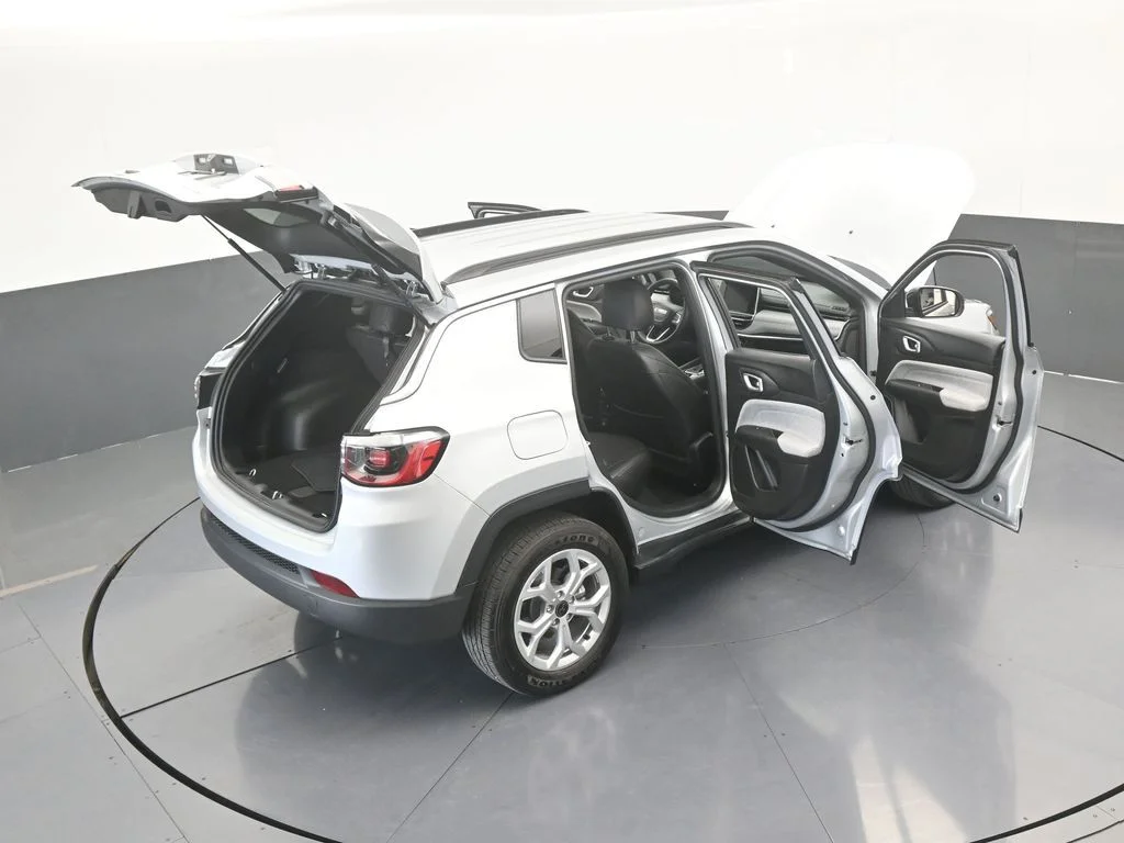 Used 2025 Silver Zynith Metallic Clearcoat Jeep Latitude image 38