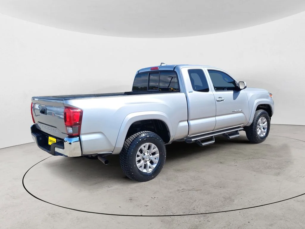 Used 2018 Silver Toyota SR5 image 5