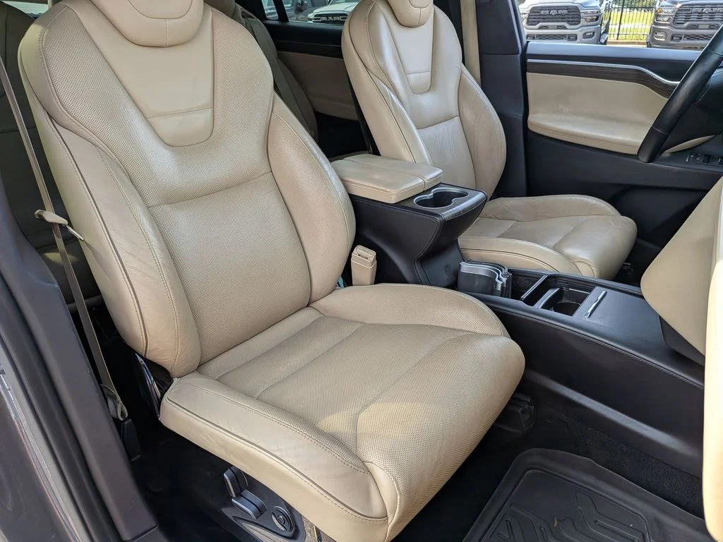 Used 2016 Gray Tesla P90D image 31