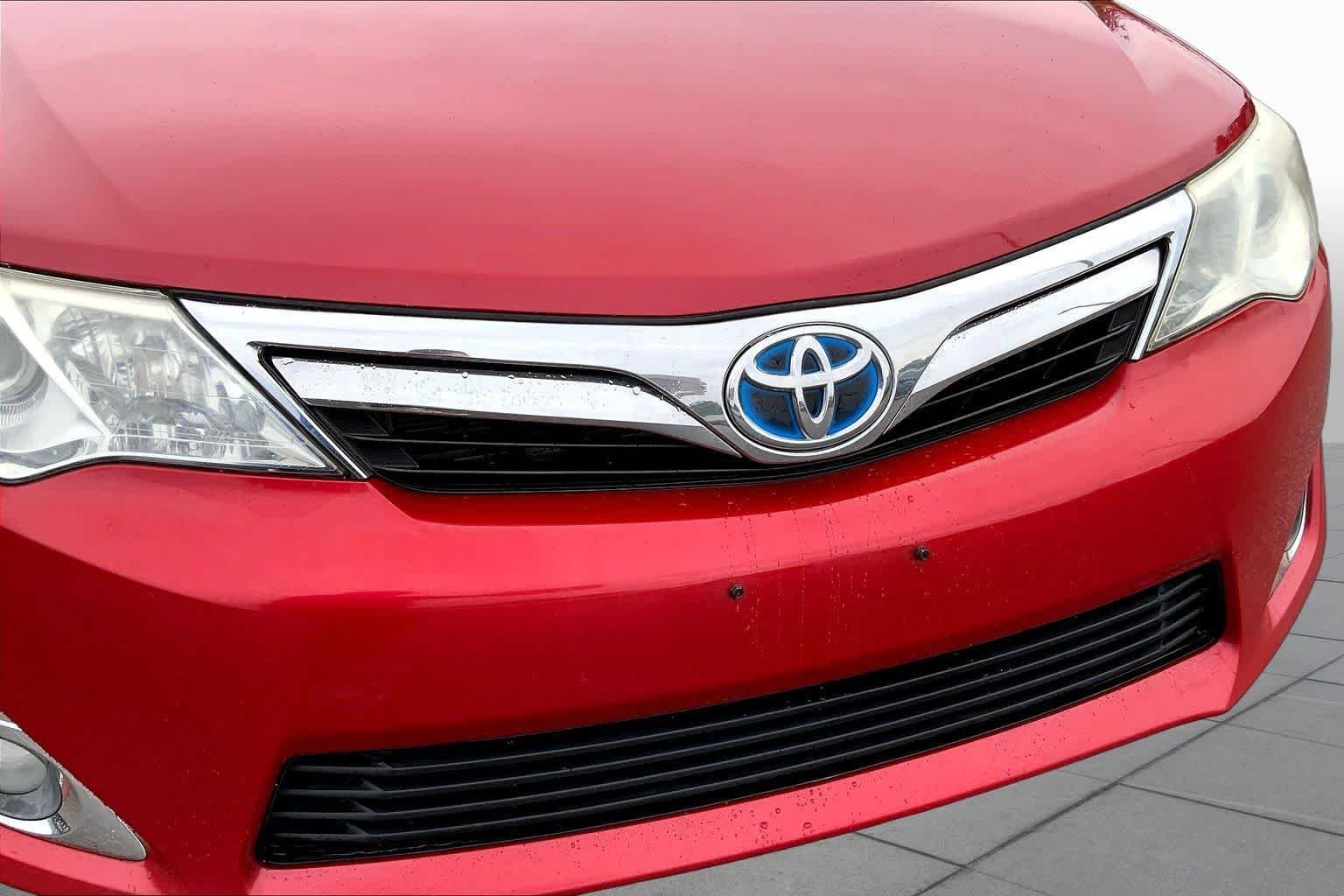 Used 2013 Barcelona Red Metallic Toyota LE image 32