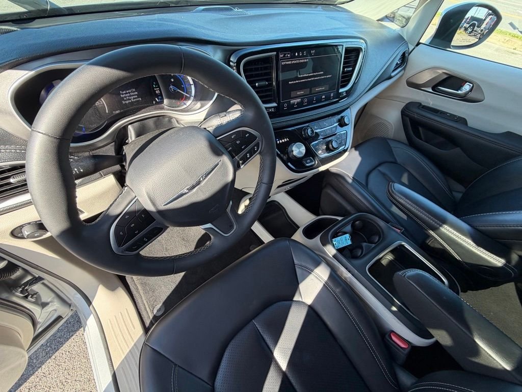 Used 2023 Silver Chrysler Touring L image 13