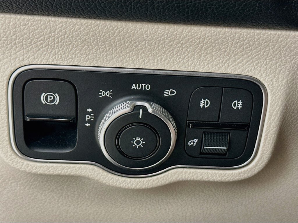 Used 2023 White Mercedes-Benz GLB 250 image 11