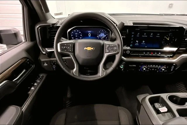 Used 2025 Summit White Chevrolet LT image 6