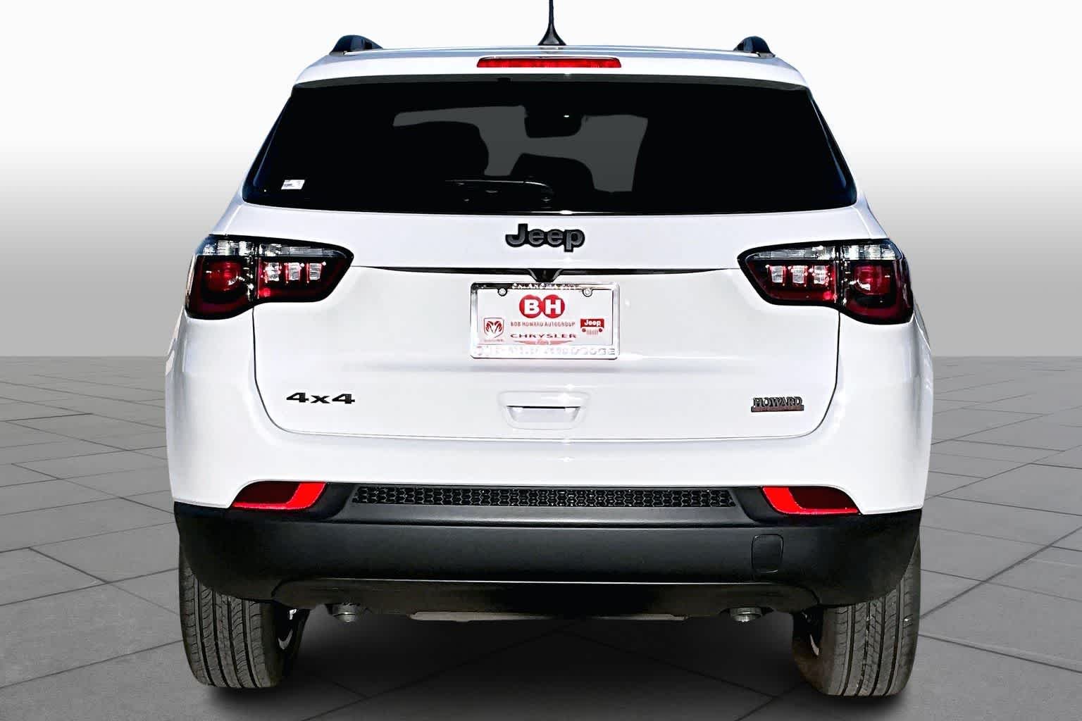 New 2026 Bright White Clear-Coat Exterior Paint Jeep Latitude Altitude image 5